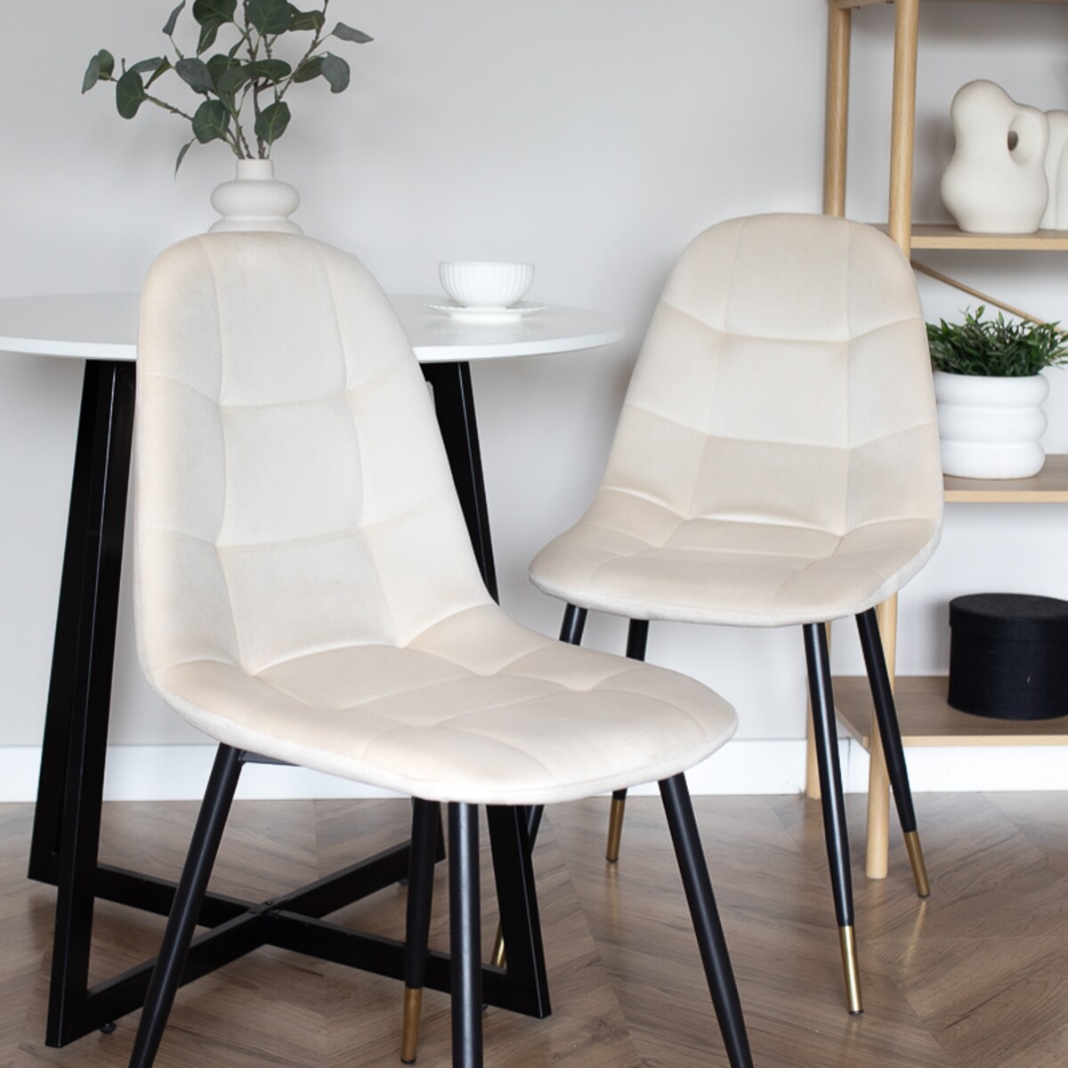 Krzesło tapicerowane welurowe pikowane beżowe złote nogi