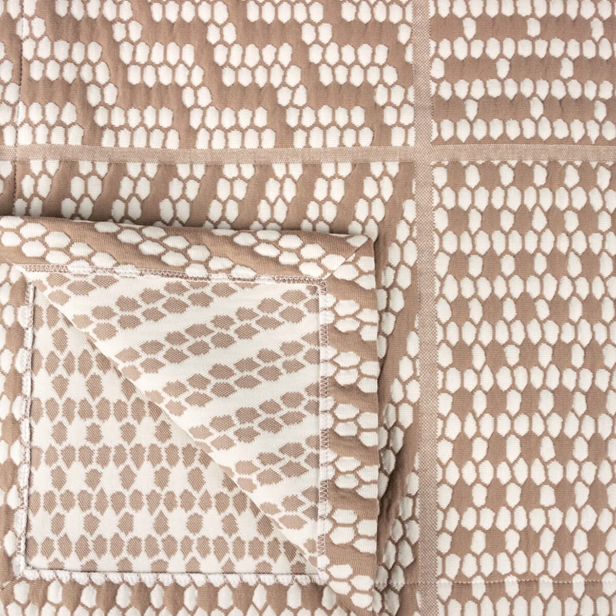 Narzuta na łóżko, pasaż o wymiarach 70x160 cm beżowy w biały wzór