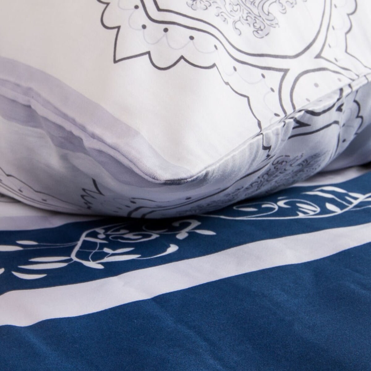 Pościel satyna bawełniana 220x200 Satynlove granatowo białe pasy w ornamenty