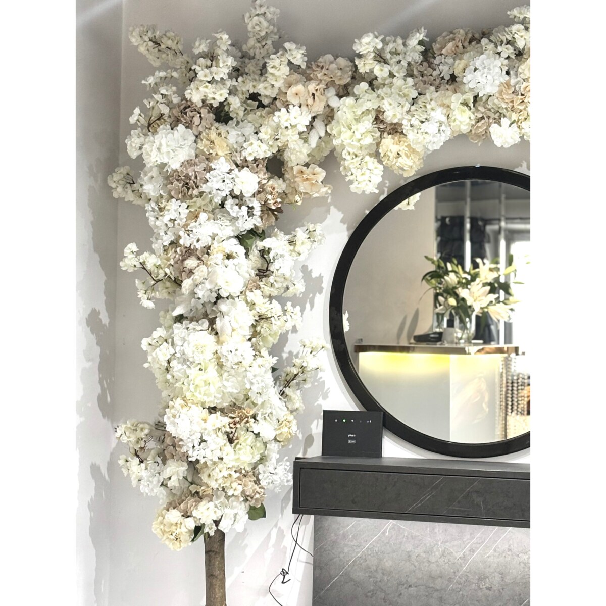 Instalacja z kwiatów białych i beżowych 220cm x 270cm