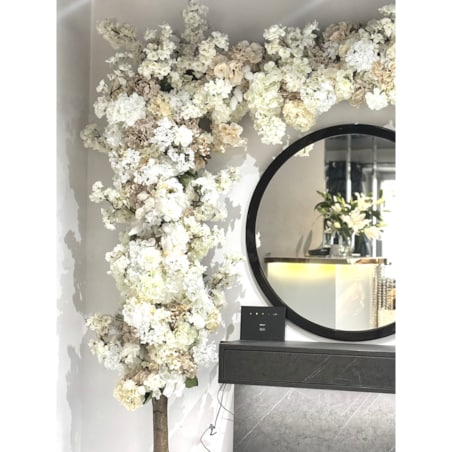 Instalacja z kwiatów białych i beżowych 220cm x 270cm