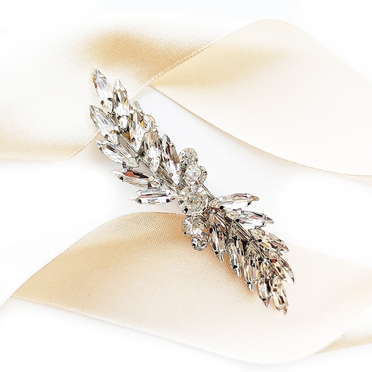 Srebrna smukła spinka z listkami na zatrzask