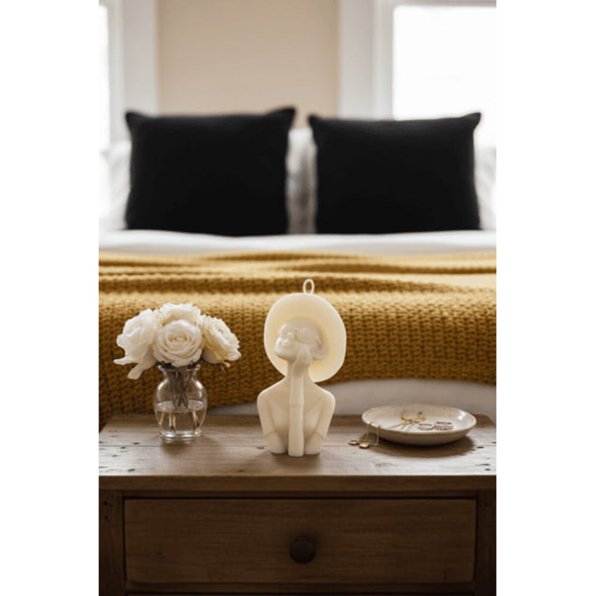 Świeca sojowa Carmen – dekoracyjna świeca w kształcie kobiety w kapeluszu