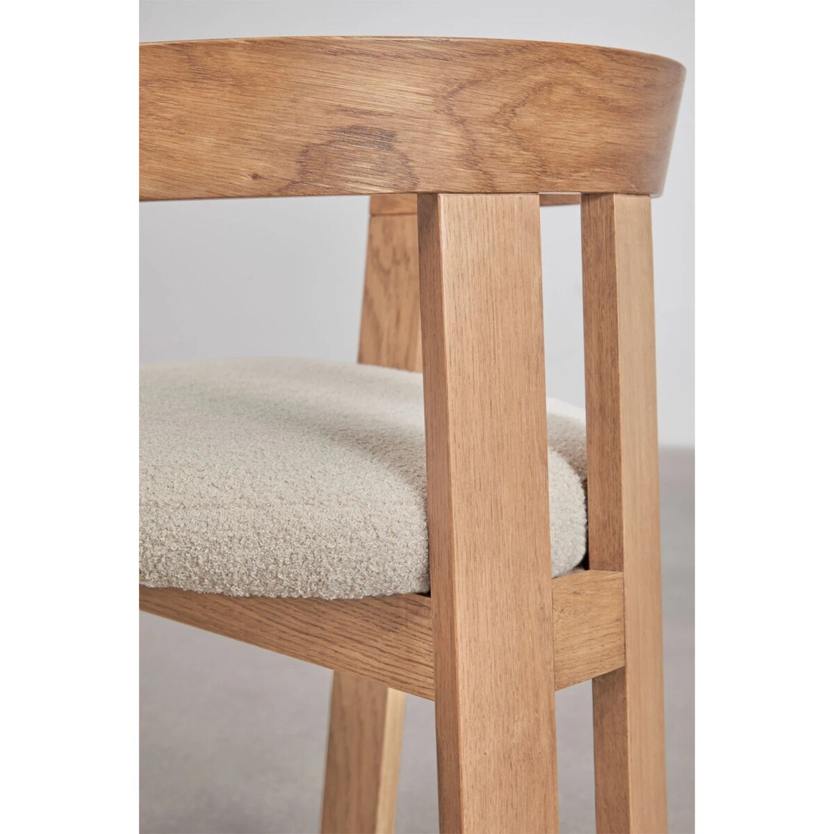 Krzesło z podłokietnikami, jasne drewno, kremowe bouclé, Yvonne