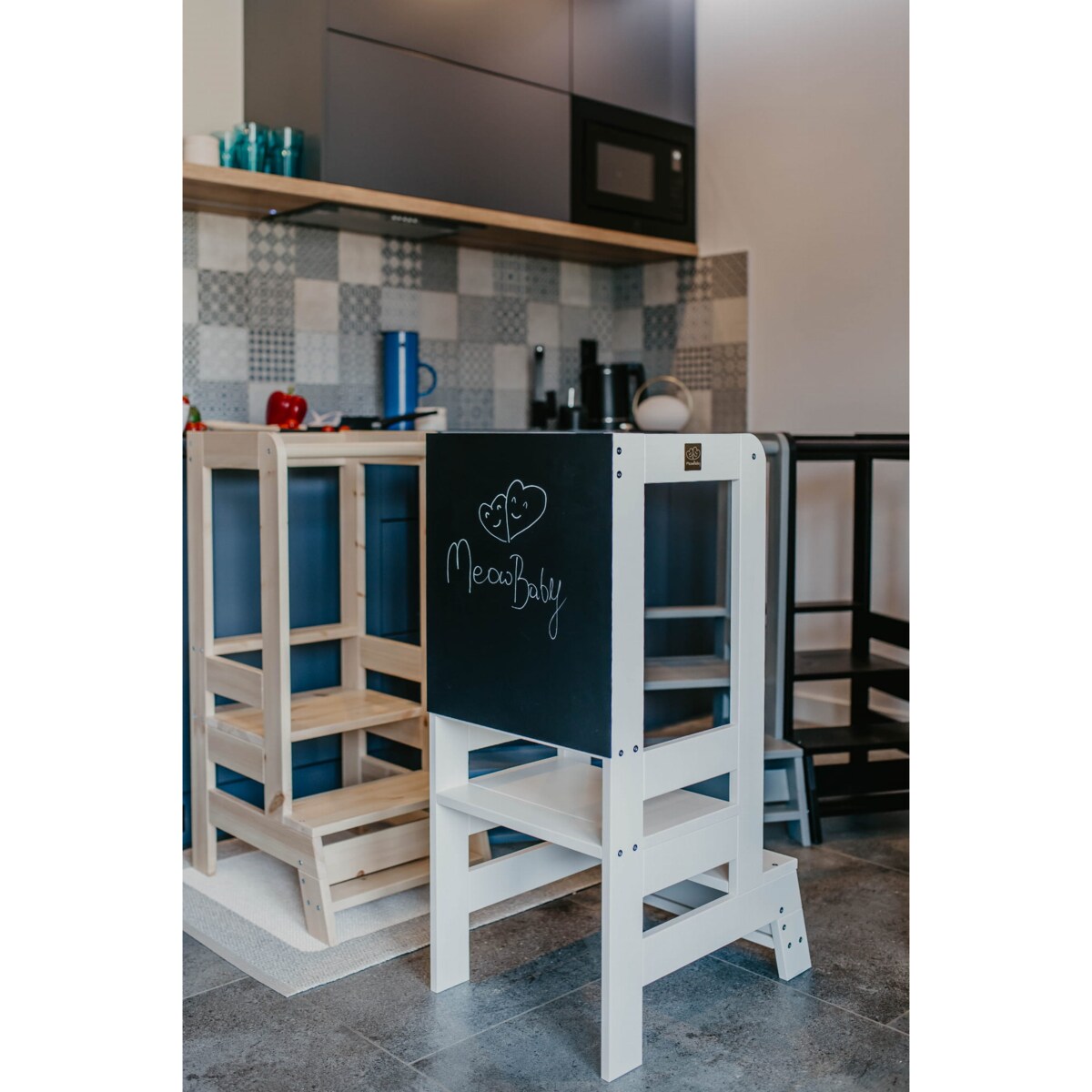 Kitchen Helper z Tablicą, Drewniany Pomocnik Kuchenny dla Dziecka, Biały