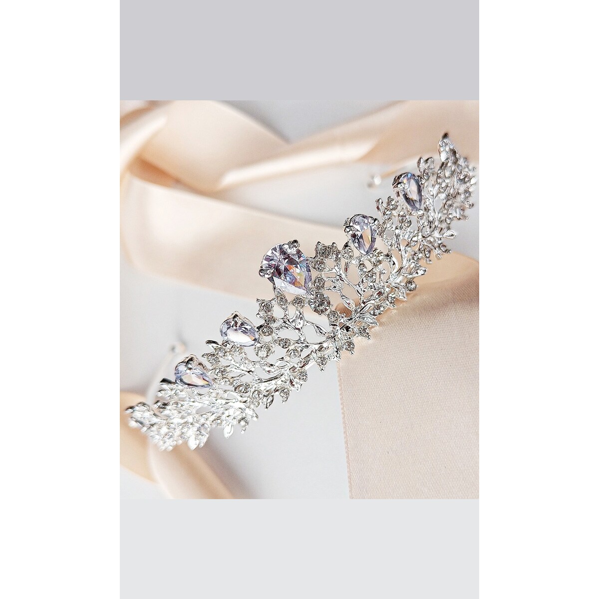 Srebrna tiara diadem z listkami motyw roślinny