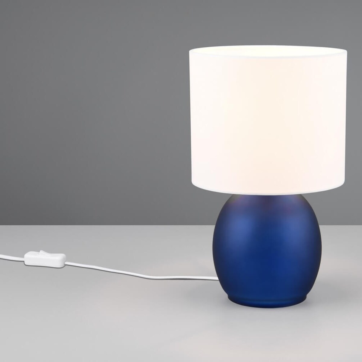 Szklana lampa stojąca Vela 517900112 Trio na komodę biała granatowa