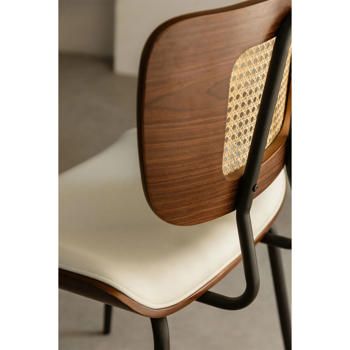 Krzesło drewniane z plecionką wiedeńską i ekoskórą Greer