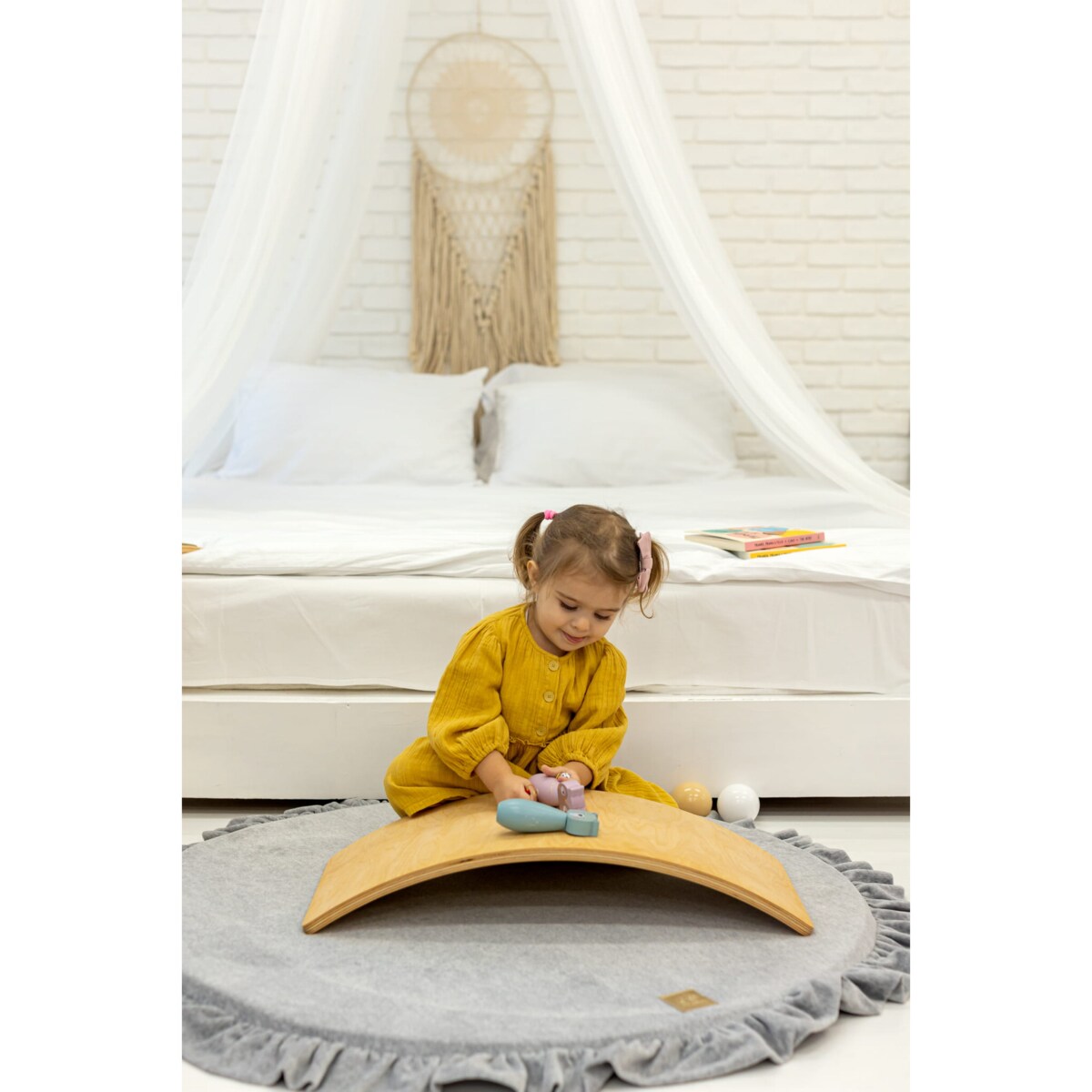 Mata Okrągła z Falbanką 100x100cm dla Dzieci, Welurowa, Jasnoszara