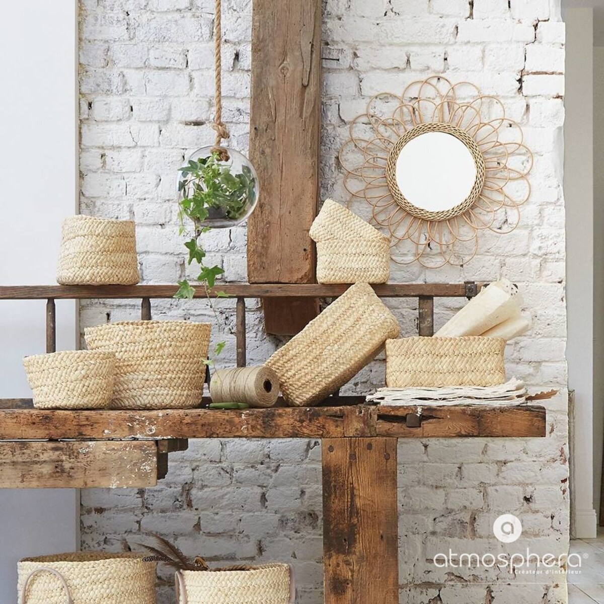 Lustro w plecionej ramie, niespotykany przedmiot z wikliny o ciekawej formie do salonu lub sypialni