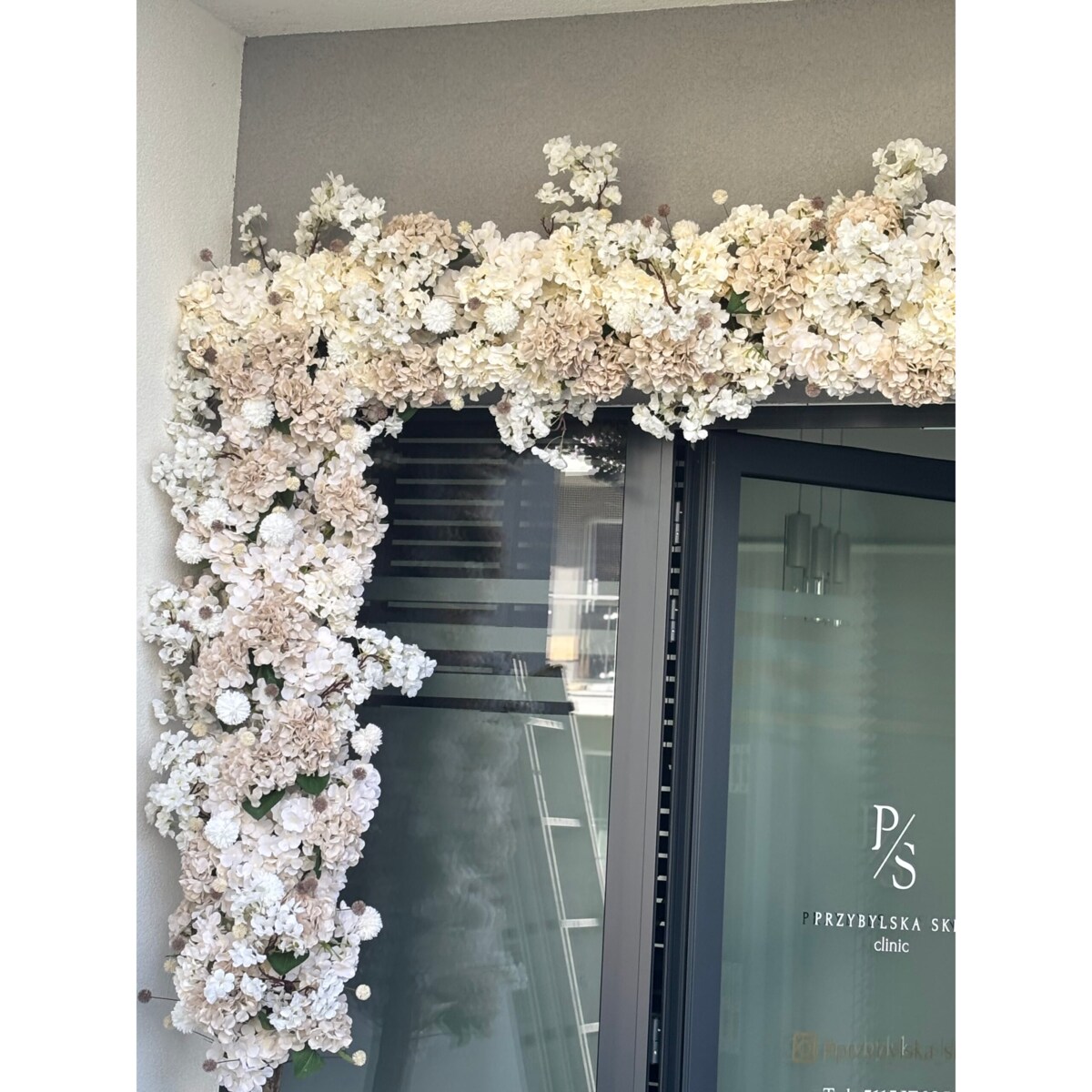 Instalacja/witryna z kwiatów 270cm wys. i 200cm szer.