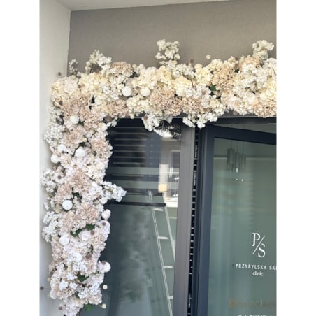 Instalacja/witryna z kwiatów 270cm wys. i 200cm szer.