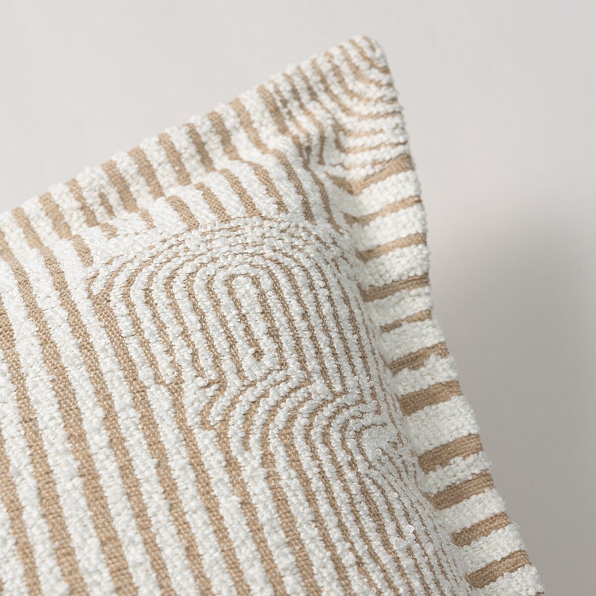 Poszewka Mona prostokątna 47x28 beżowe łuki na kremowym tle