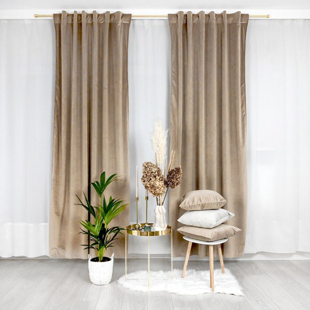 Beżowa zasłona z weluru w kolorze beżowym 140x270 cm