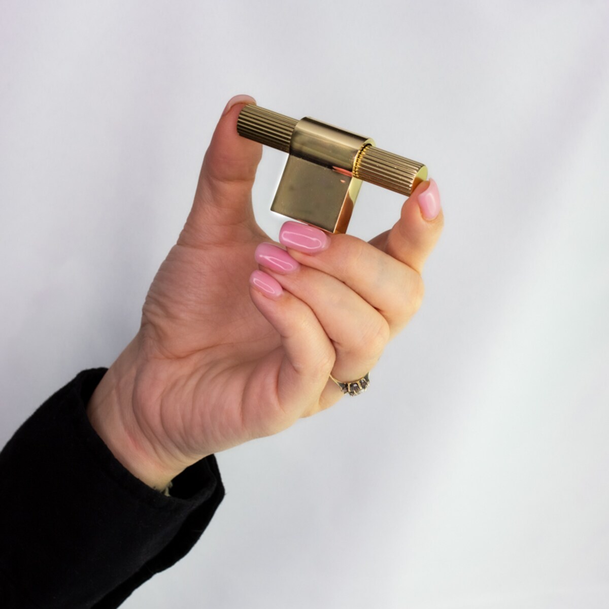 Gałka do mebli złota uchwyt meblowy podłużny połysk 68 mm