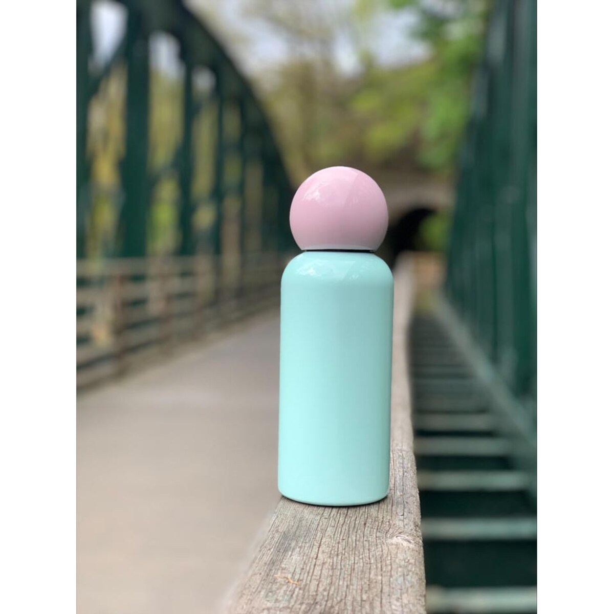 Butelka na wodę miętowo-różowa Skittle Lite, 500 ml, Lund London