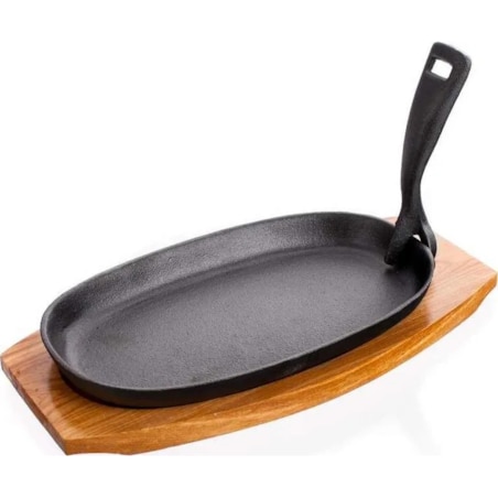 żeliwna patelnia talerz na desce serwowanie mięso warzywa kolacja obiad box