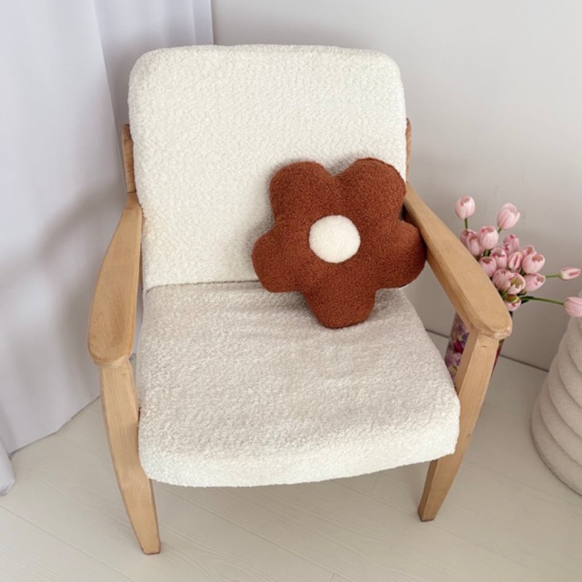 Poduszka boucle mały Kwiatek rudy / biały