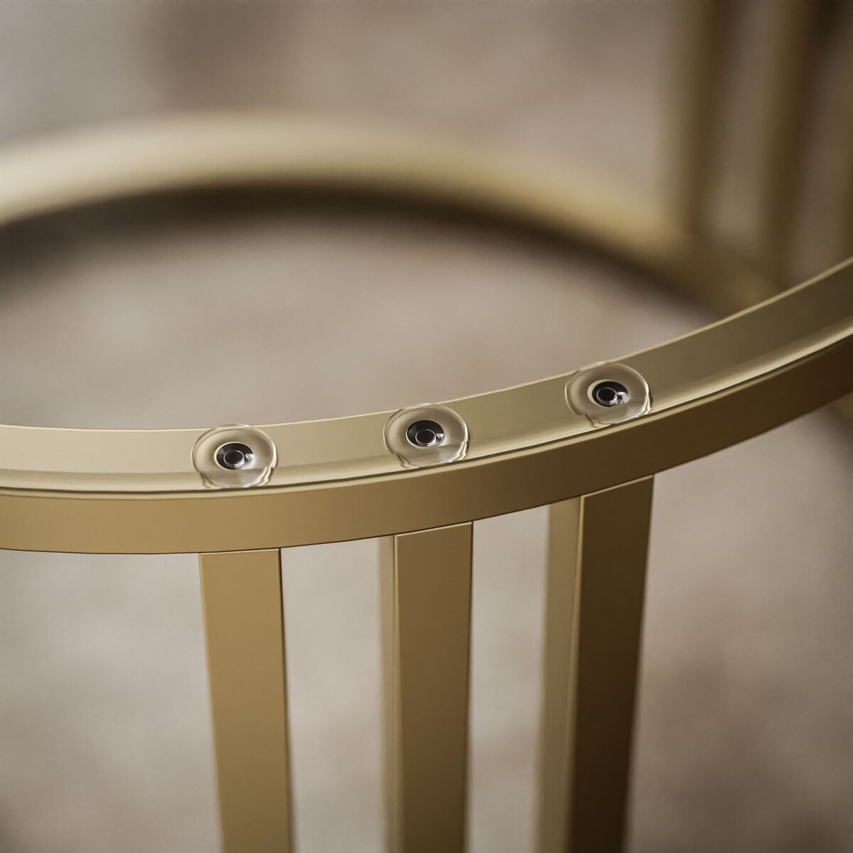 Stolik kawowy z pufą LORI GLASS złoto szczotkowane, przezroczyste szkło / Coral 50