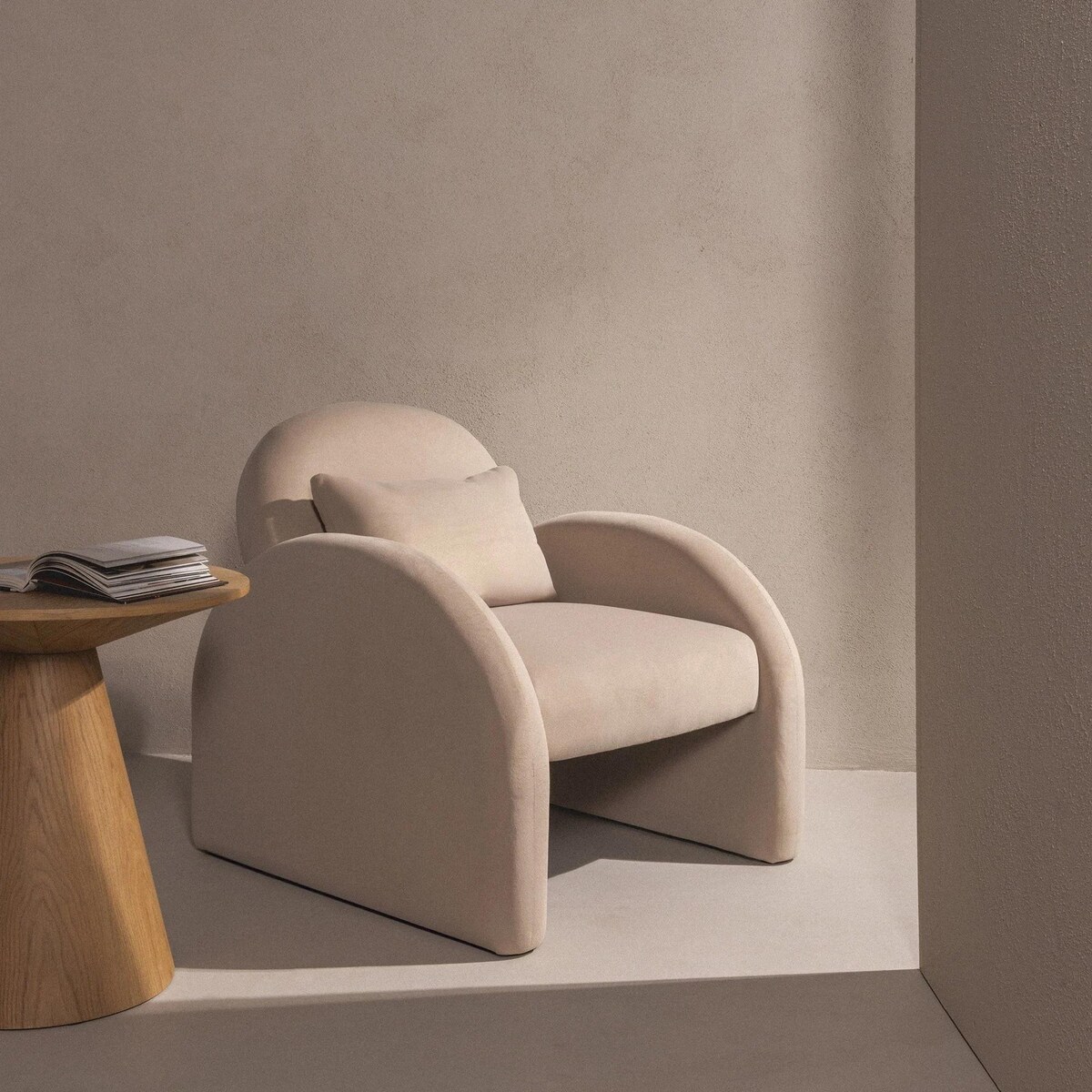 Fotel wypoczynkowy jasnobeżowy, welurowy, Imena