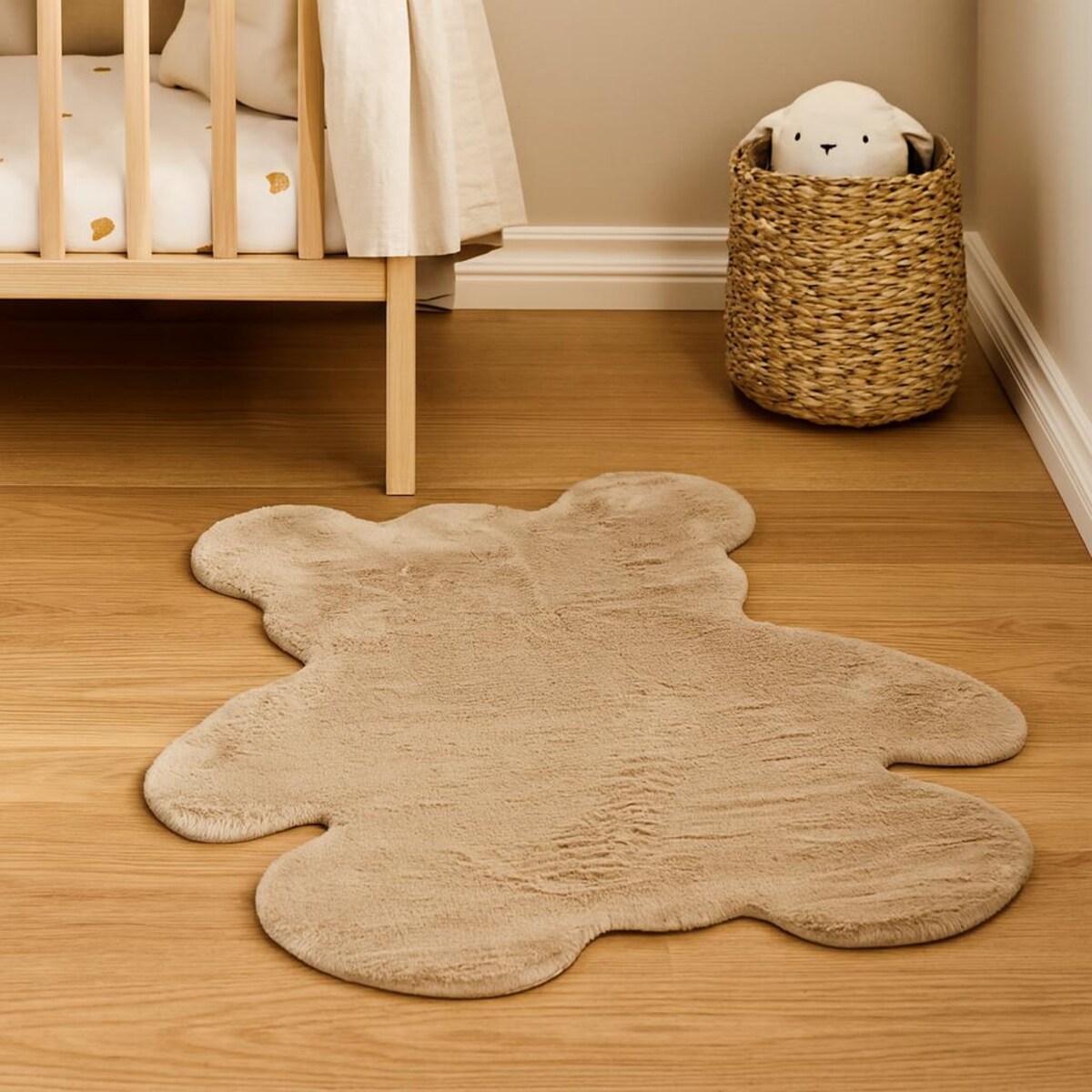 Dywan dziecięcy miś z imitacji futra BJÖRN, 100 x 85 cm