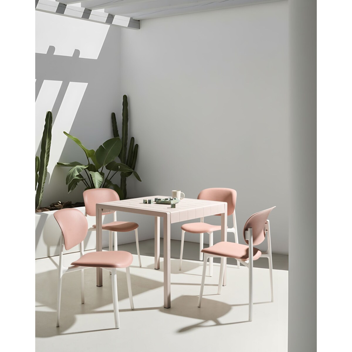 Zestaw 4 krzeseł ogrodowych MUSANO Pastelowy róż