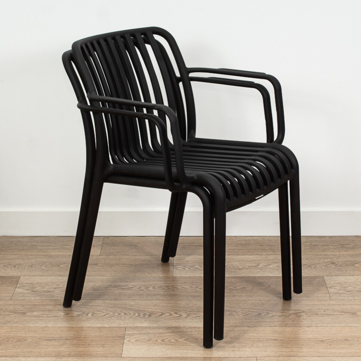 Krzesło plastikowe do salonu na balkon taras czarne nowoczesne z oparciem
