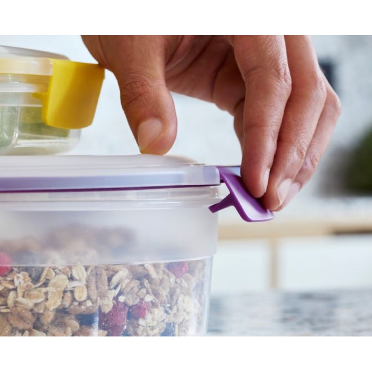 Zestaw 8 pojemników Multicolor Nest Lock Joseph Joseph