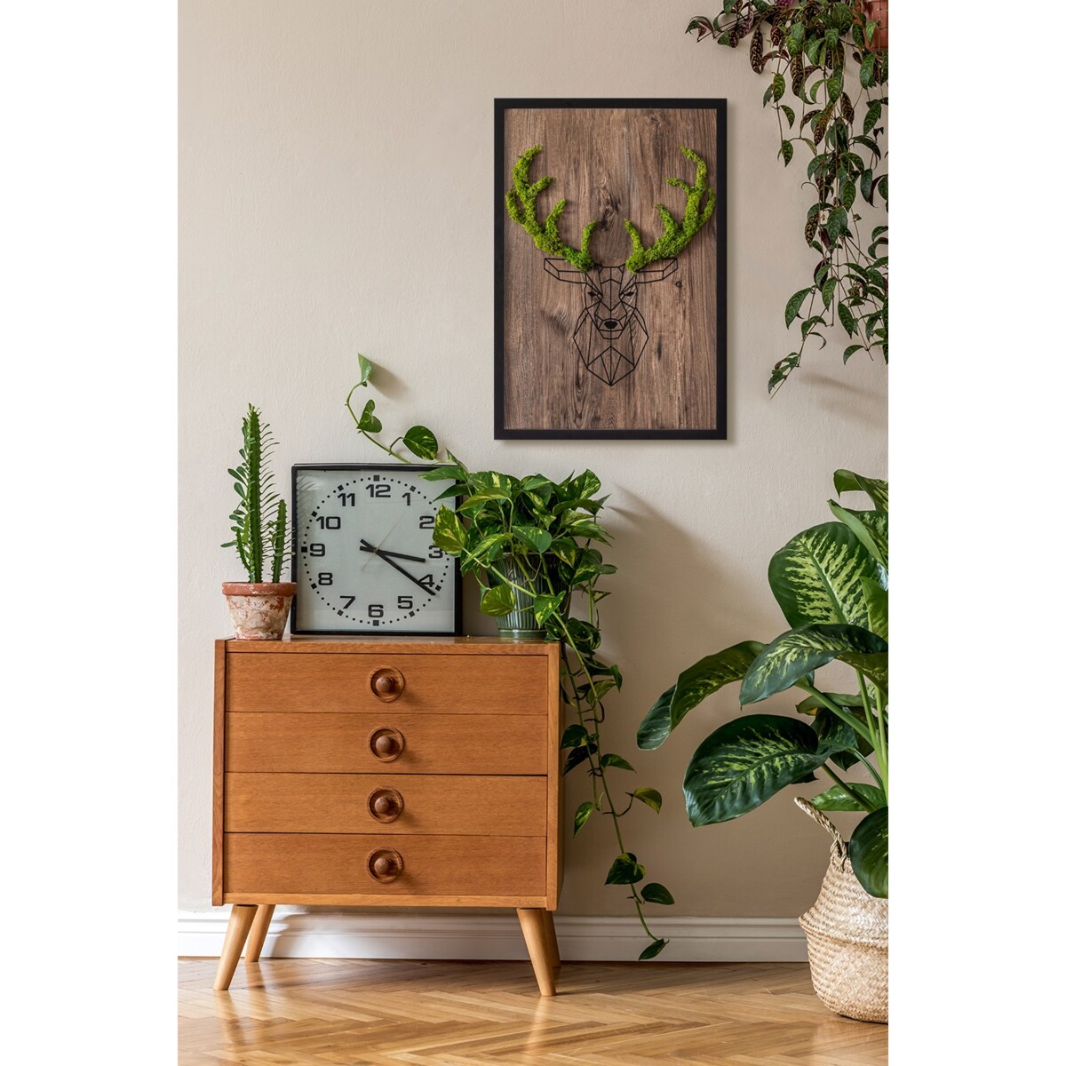 Obraz Głowa jelenia na drewnianym tle - mech chrobotek w czarnej ramie 40x60cm