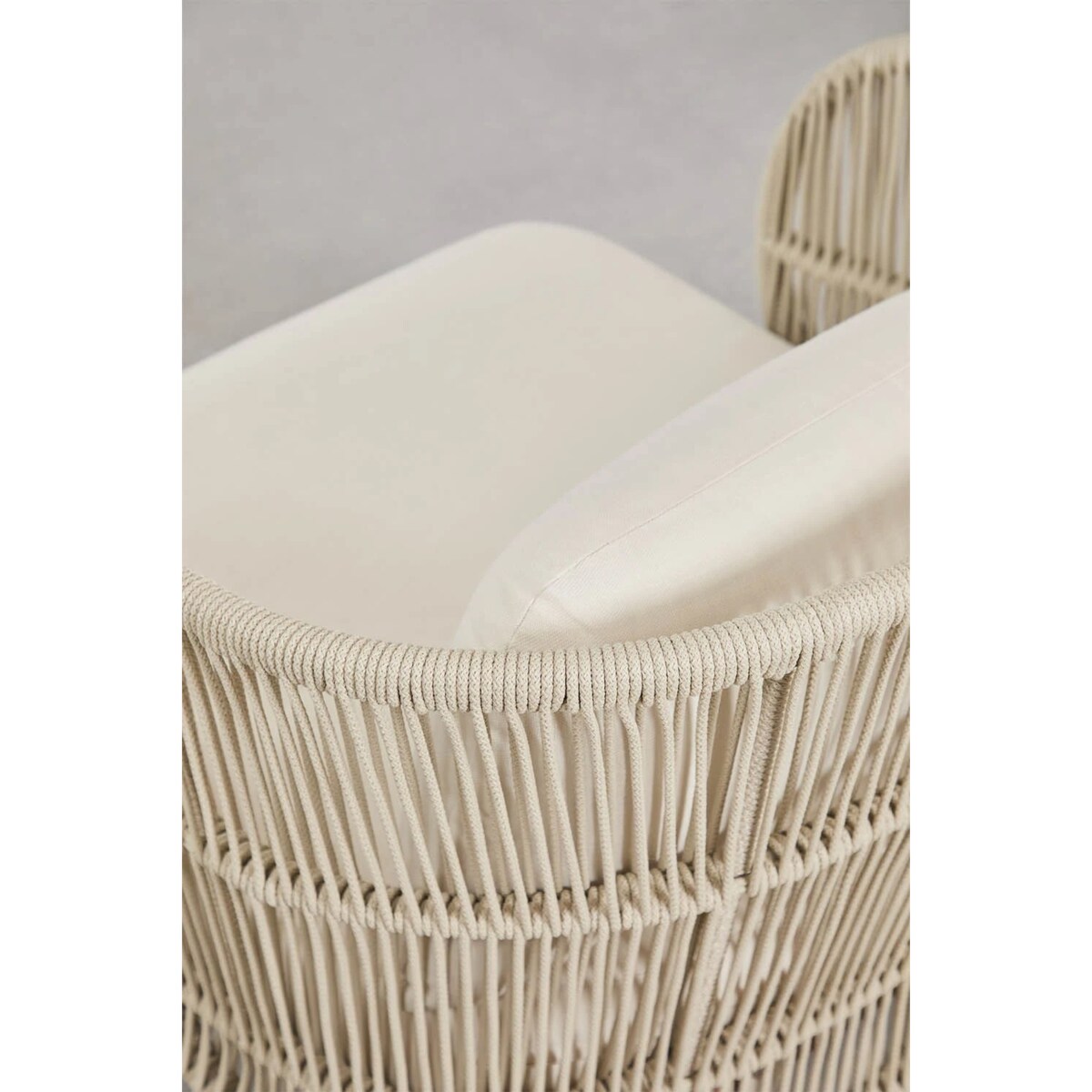 Fotel ogrodowy z drewna akacjowego i plecionego sznurka Capri