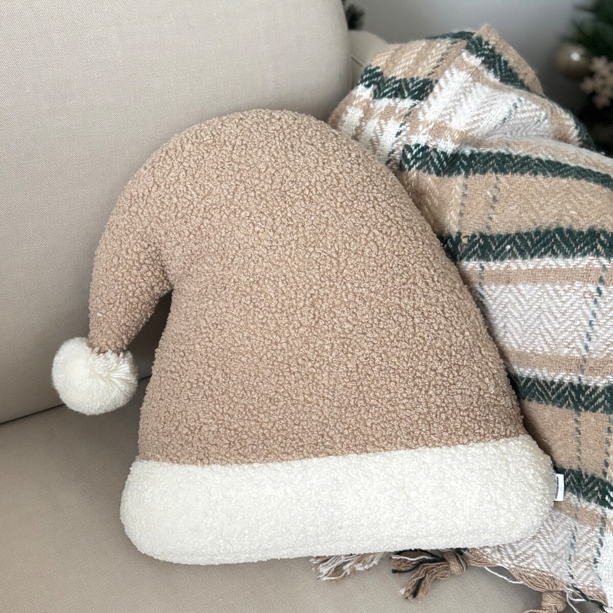 Poduszka w kształcie czapki Mikołaja beżowa boucle