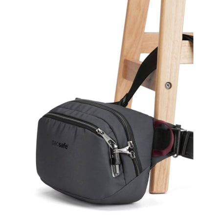 Saszetka nerka antykradzieżowa z recykling Pacsafe Vibe 100 - ciemnoszary