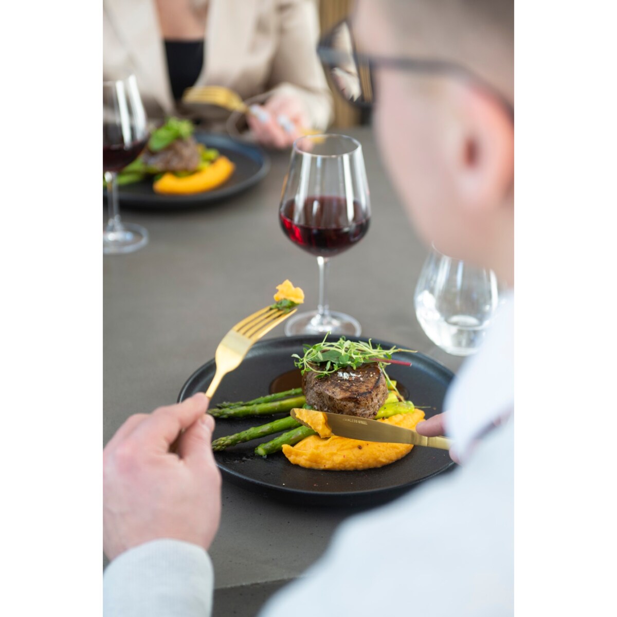 Komplet złotych sztućców, dla 4 osób