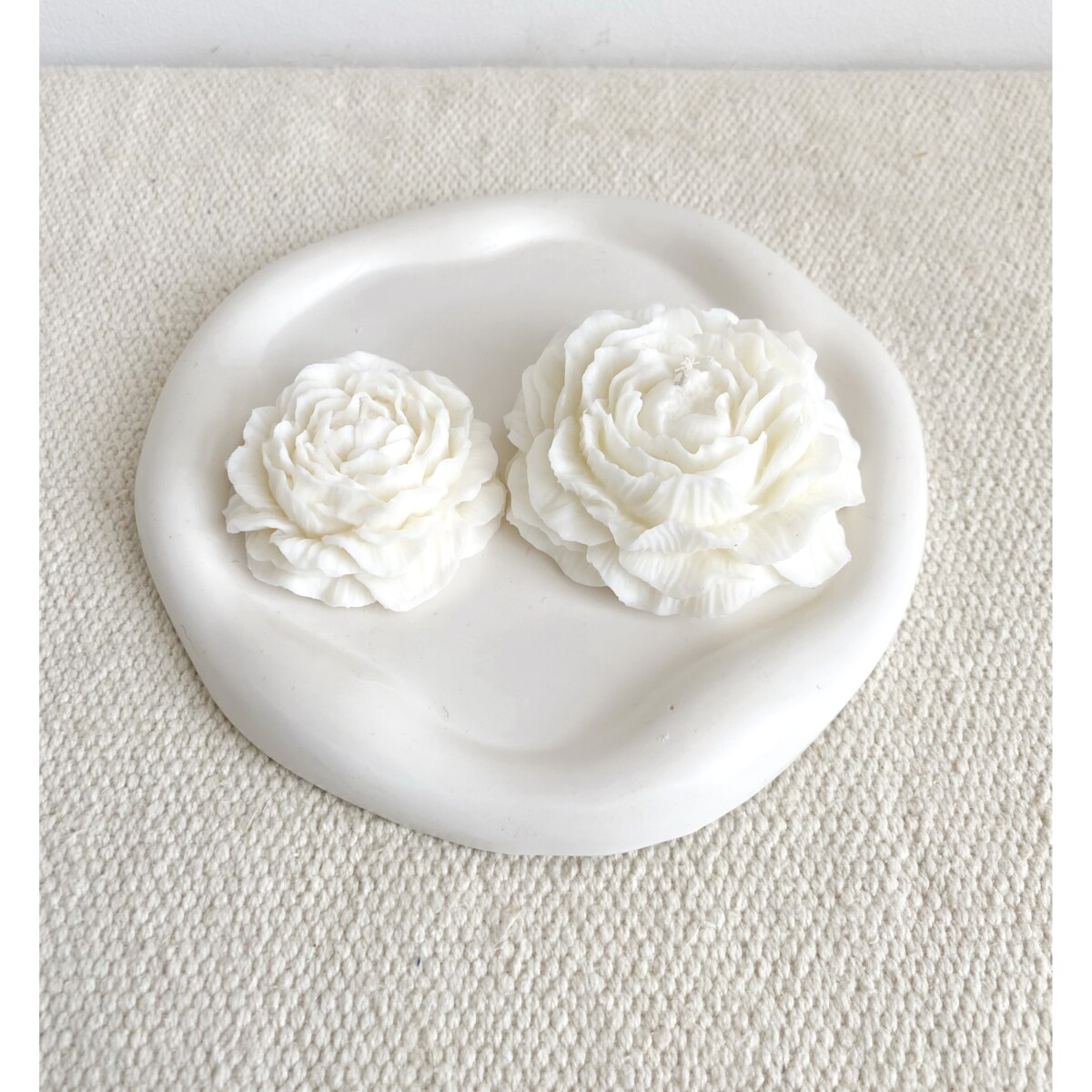 Podziel się: Pinterest Zestaw prezentowy świece ekologiczne sojowe dekoracyjne "Peony Queen" białe + taca z gipsu- pudełko prezentowe