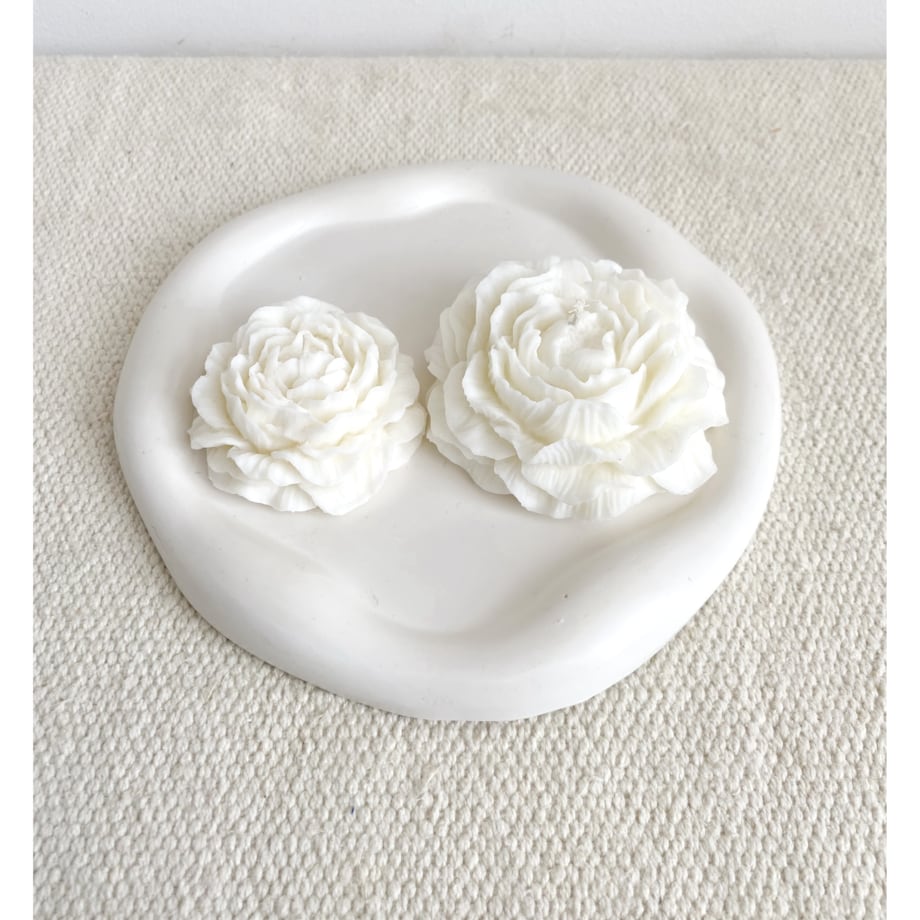 Podziel się: Pinterest Zestaw prezentowy świece ekologiczne sojowe dekoracyjne "Peony Queen" białe + taca z gipsu- pudełko prezentowe