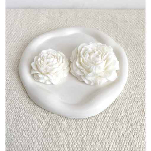 Podziel się: Pinterest Zestaw prezentowy świece ekologiczne sojowe dekoracyjne "Peony Queen" białe + taca z gipsu- pudełko prezentowe