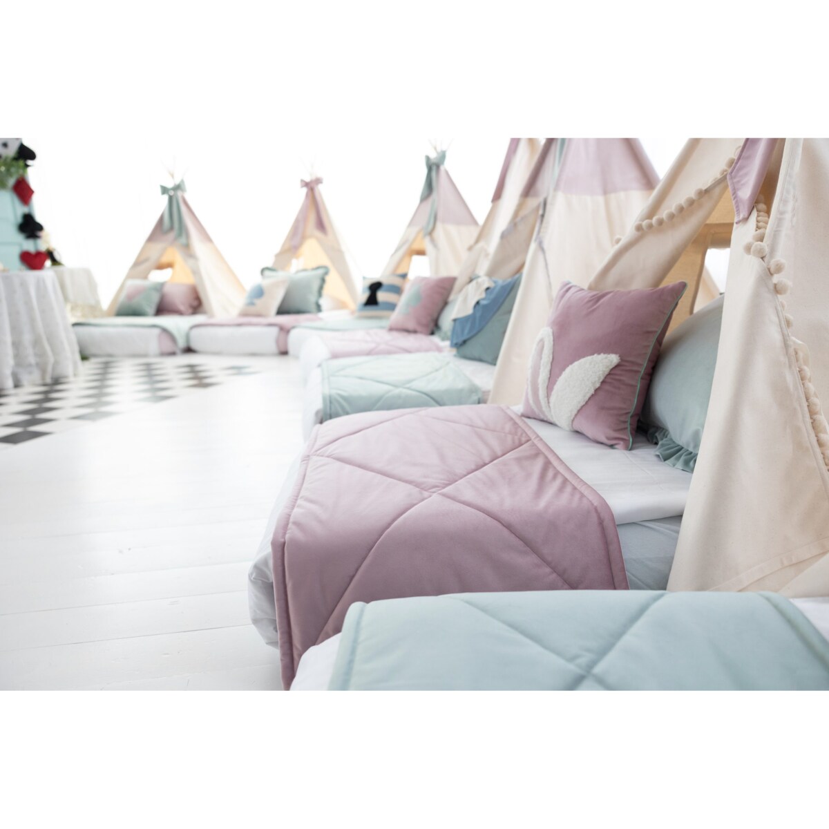 Różowa poduszka z velvetu z aplikacją króliczych uszu