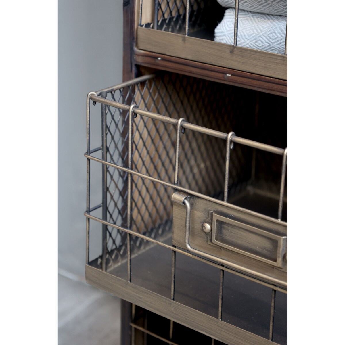 Komoda szafka z szufladami i drucianymi koszami 139 cm