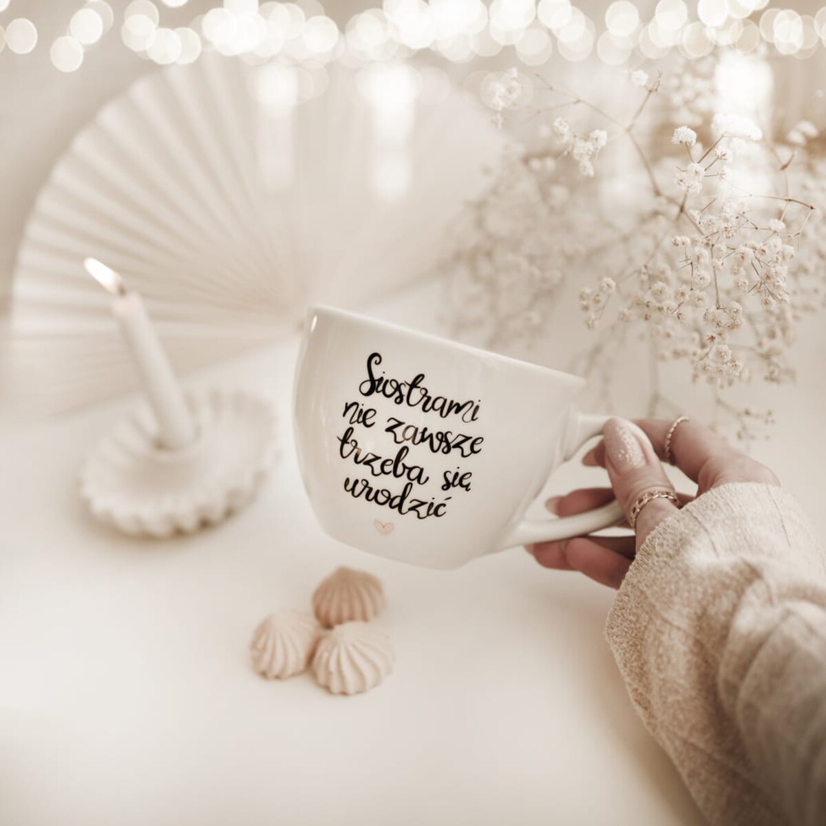 Biały kubek porcelanowy 500 ml - złote serce i napis siostrami nie zawsze trzeba się urodzić na urodziny dla przyjaciółki