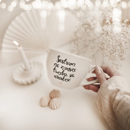 Biały kubek porcelanowy 500 ml - złote serce i napis siostrami nie zawsze trzeba się urodzić na urodziny dla przyjaciółki