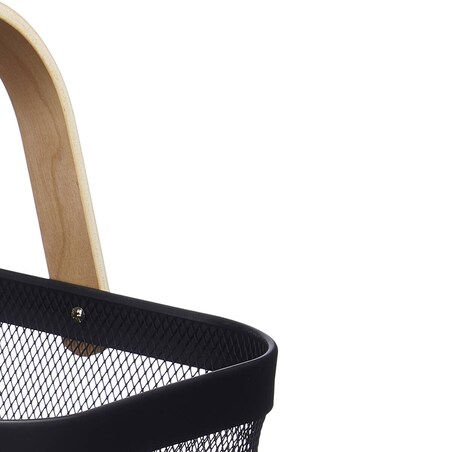 Kosz z czarnej siatki z drewnianym uchwytem