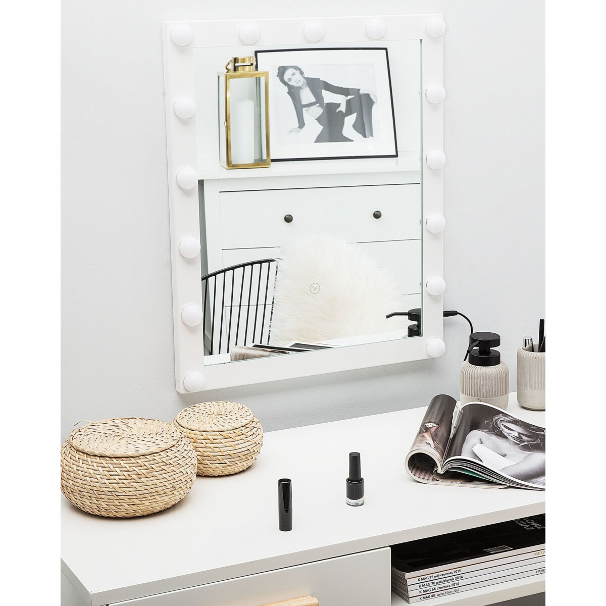 Metalowe lustro ścienne LED 50 x 60 cm białe ODENAS