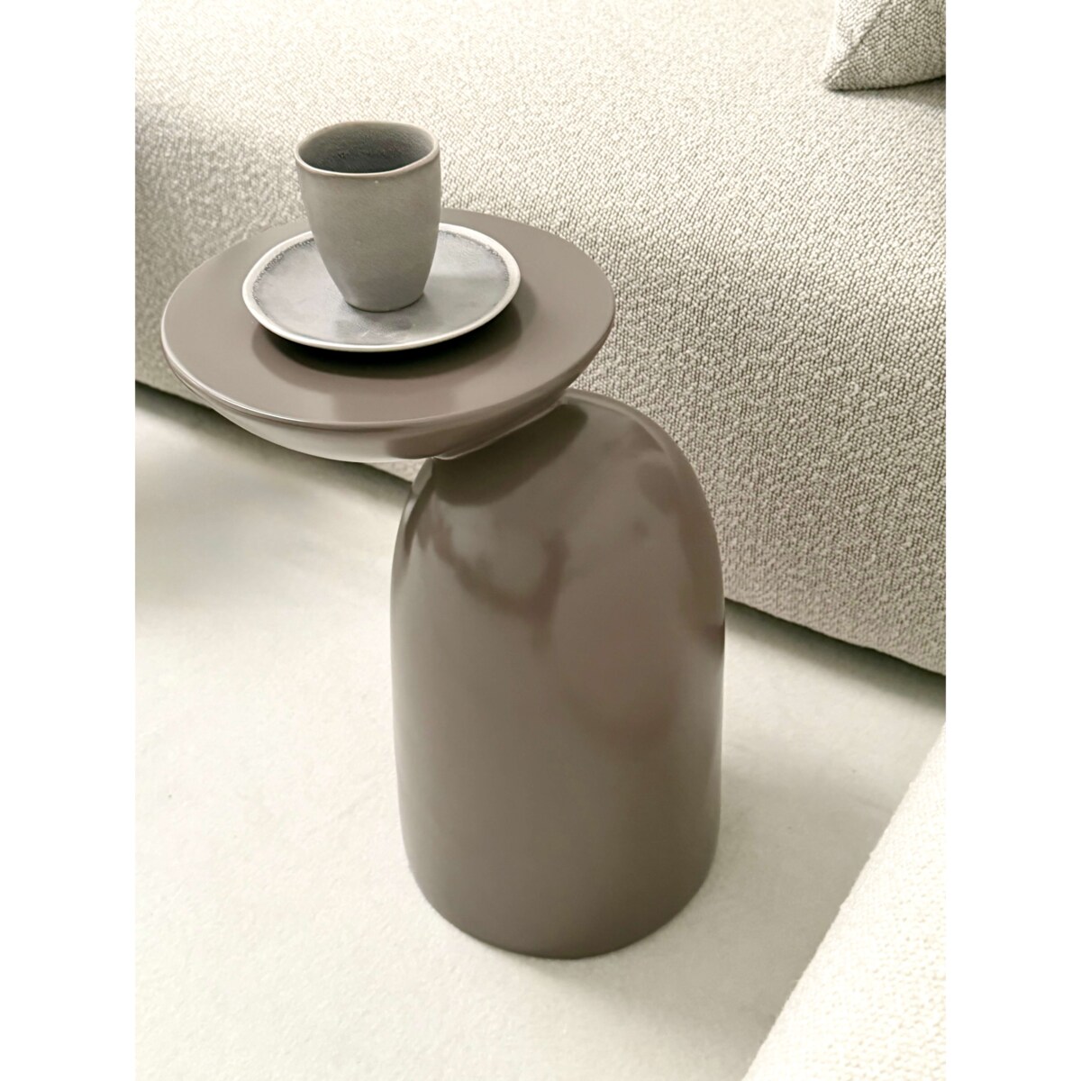 STOLIK ORLANDO BEŻOWY – DESIGNERSKI STOLIK BOCZNY DO SALONU