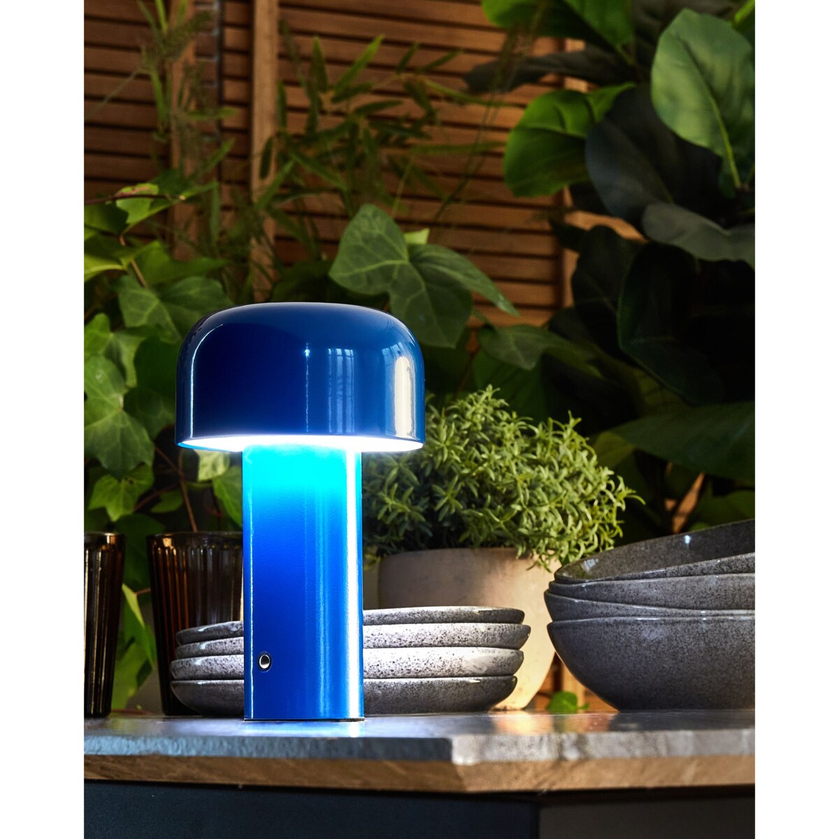 Bezprzewodowa lampa stołowa metalowa niebieska BESOS