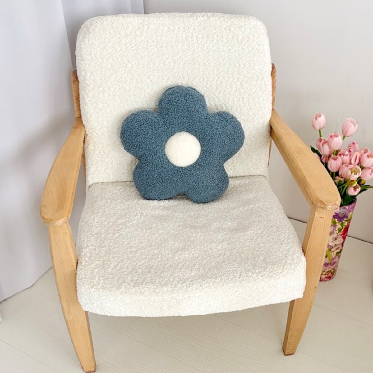 Poduszka boucle mały kwiatek niebieski / biały