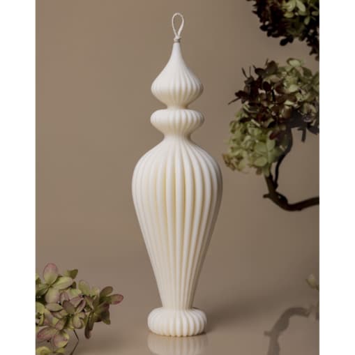 Świeca sojowa Mandi o eleganckiej geometrycznej formie – dekoracyjna rzeźba z naturalnego wosku