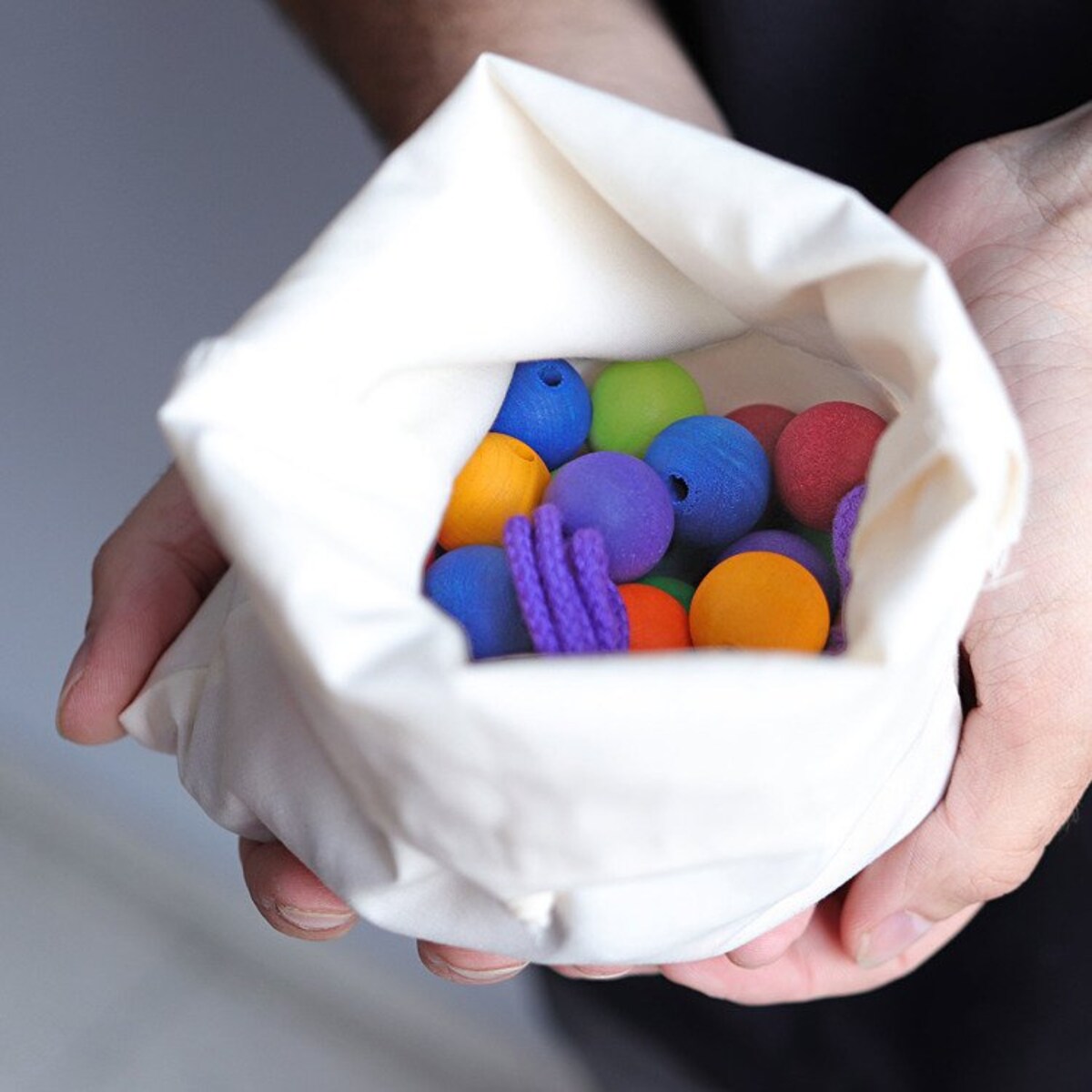 Koraliki na bawełnianym sznurku Schodki kolorowe 3+ Grimm's