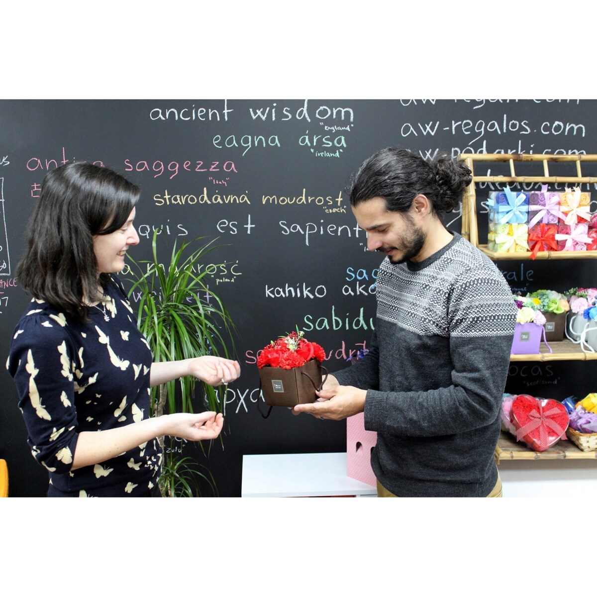 Mydlany Bukiet Kwiatowy BOX pudełko Czerwone Róże Goździki na prezent dar