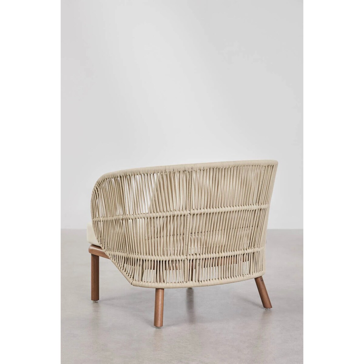 Fotel ogrodowy z drewna akacjowego i plecionego sznurka Capri