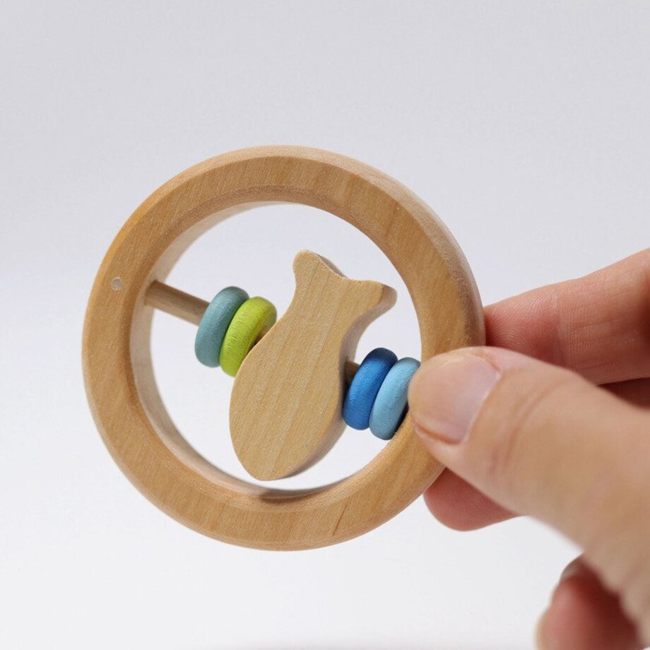 Grzechotka okrągła z rybką dla niemowlaka drewniana niebieska 0+ Grimm's